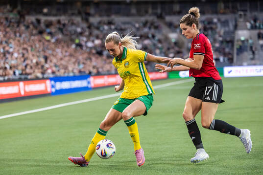 Ellen Wangerheim of Hammarby and Dominique Janssen of