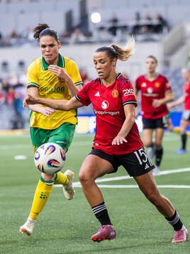 Simone Boye Sørensen of Hammarby and Celin Bizet Ildhusøy
