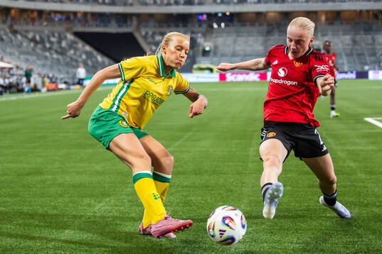 Smilla Holmberg of Hammarby and Anna Sandberg of Manchester