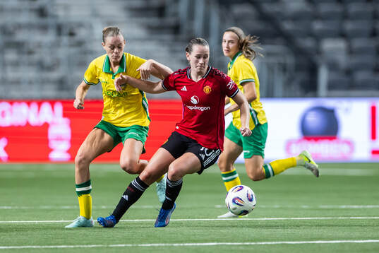 Sofia Reidy of Hammarby and Elisabeth Terland of Manchester