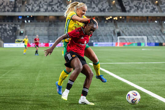 Stina Lennartsson of Hammarby and Melvine Malard of