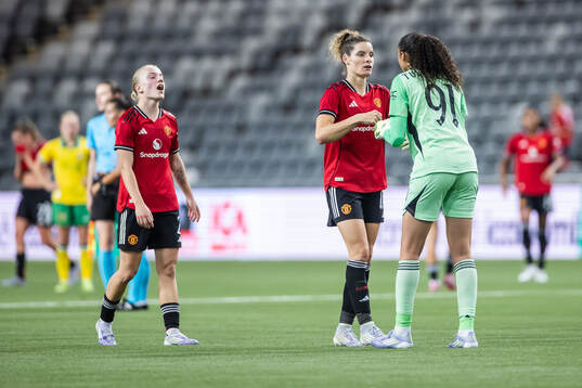 Anna Sandberg, Dominique Janssen and goalkeeper Phallon