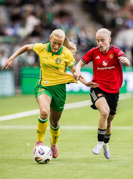 Smilla Holmberg of Hammarby and Anna Sandberg of Manchester