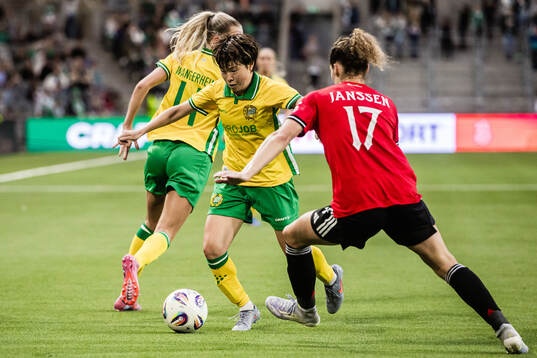 Asato Miyagawa of Hammarby and Dominique Janssen of