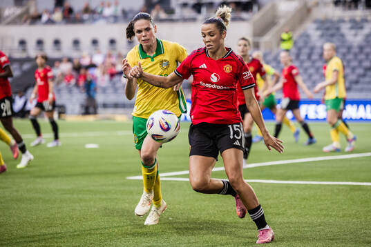 Simone Boye Sørensen of Hammarby and Celin Bizet Ildhusøy