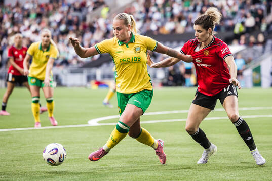 Cathinka Tandberg of Hammarby and Dominique Janssen of