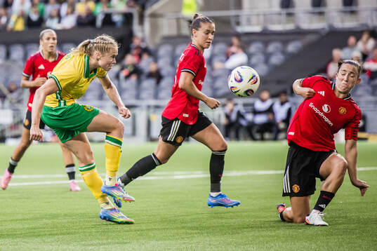 Julie Blakstad of Hammarby and Maya Le Tissier of