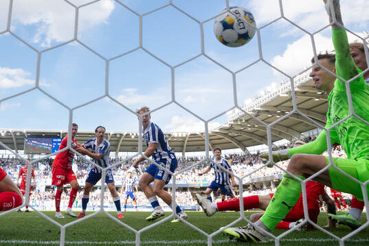 IFK Göteborgs Noah Tolf skjuter 1-0 på Värnamos målvakt