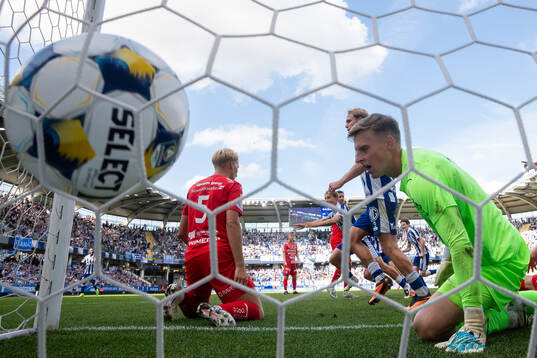 IFK Göteborgs Noah Tolf skjuter 1-0 på Värnamos målvakt
