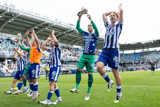 IFK Göteborgs målvakt Pontus Dahlberg och Noah Tolf jublar