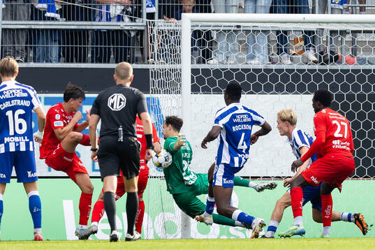 IFK Göteborgs målvakt Elis Bishesari räddar ett avslut