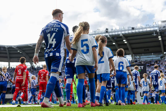 IFK Göteborgs Tobias Heintz på väg in för line up