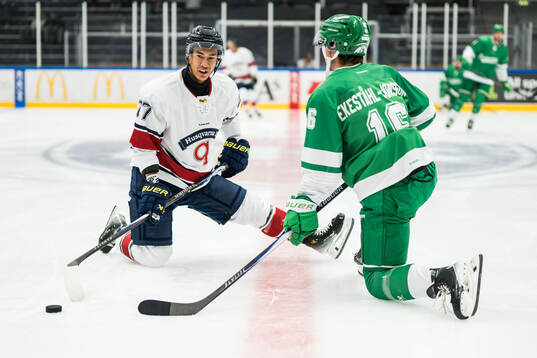 HV71s Jonathan Ang och Rögles Lukas Ekeståhl-Jonsson