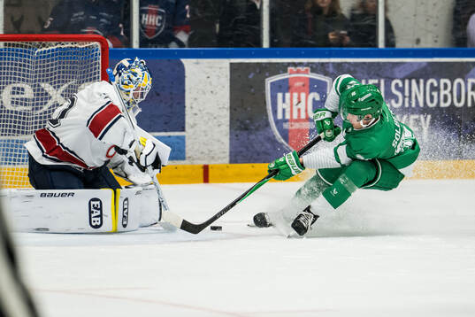 HV71s målvakt Lassi Lehtinen och Rögles Isac Solberg