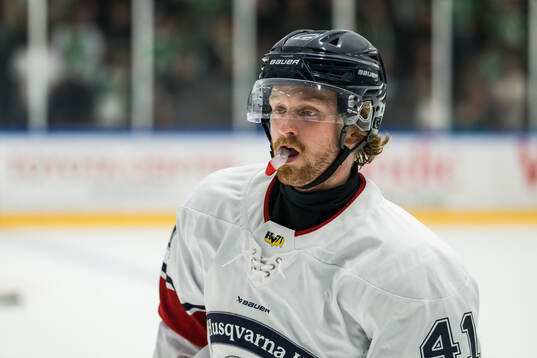 HV71s Riley Woods