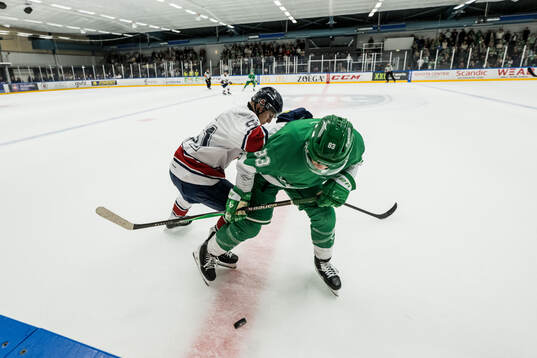 HV71s Axel Rindell och Rögles Karson Kuhlman