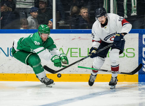 Rögles Anton Bengtsson och HV71s Niklas Hansson