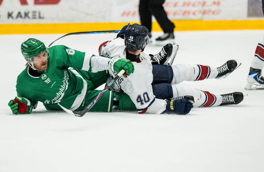 Rögles Linus Sandin och HV71s Oskar Stål-Lyrenäs