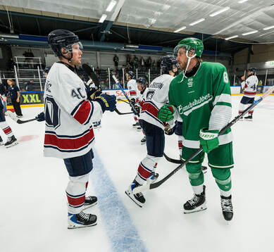 HV71s Oskar Stål-Lyrenäs och Rögles Linus Sandin