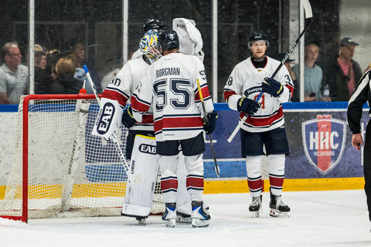 HV71s målvakt Lassi Lehtinen och Andreas Borgman jublar