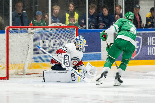 HV71s målvakt Lassi Lehtinen och Rögles Linus Sandin vid