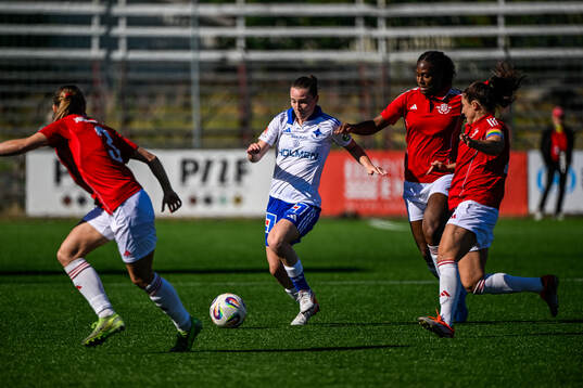 IFK Norrköpings Carrie Jones och Piteås Amirah Iman Ali