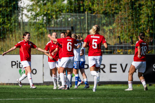 Piteås Josefin Johansson jublar med lagkamrater