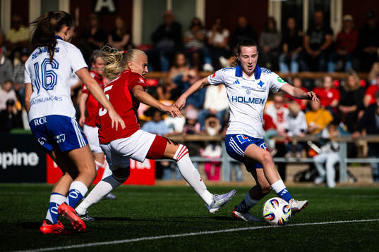 Piteås Wilma Carlsson och IFK Norrköpings Carrie Jones