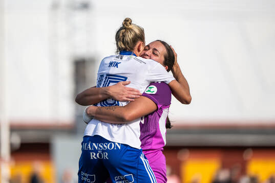 IFK Norrköpings Jessica Wik och målvakt Caroline Delisle