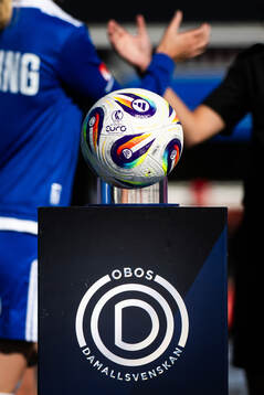 Fotboll på piedestal med texten Obos Damallsvenskan