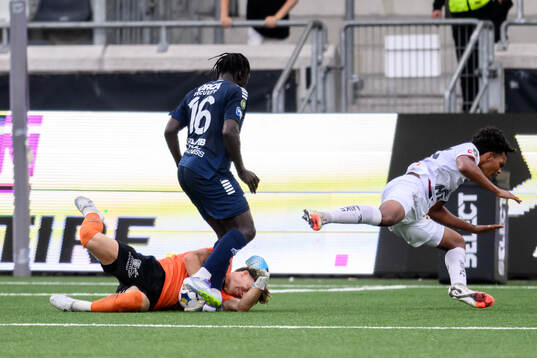 Utsiktens Kalipha Jawla och Örgrytes målvakt Hampus
