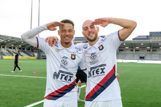 Örgrytes Tobias Sana och Amel Mujanic jublar