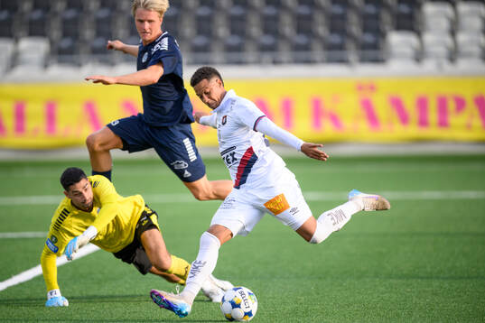 Örgrytes Tobias Sana  och Utsiktens målvakt Tom Amos