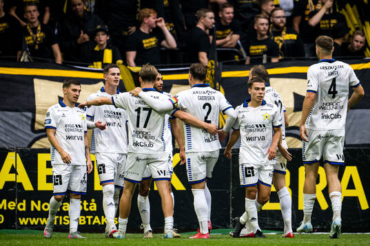 Sirius Robbie Ure jublar med lagkamrater