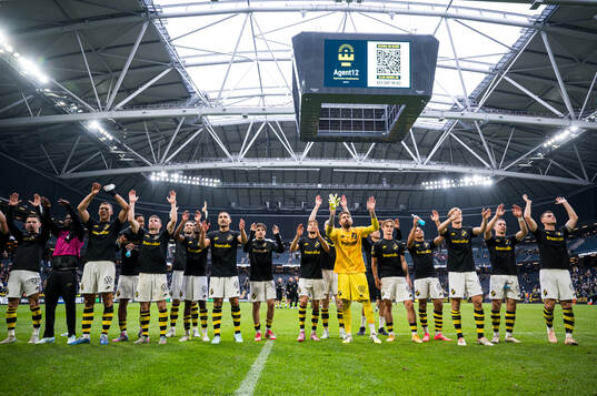 AIKs spelare jublar