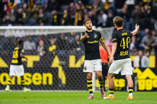AIKs Anton Salétros och Yannick Geiger jublar