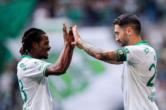 Hammarbys Nahir Besara jublar med Frank Junior Adjei