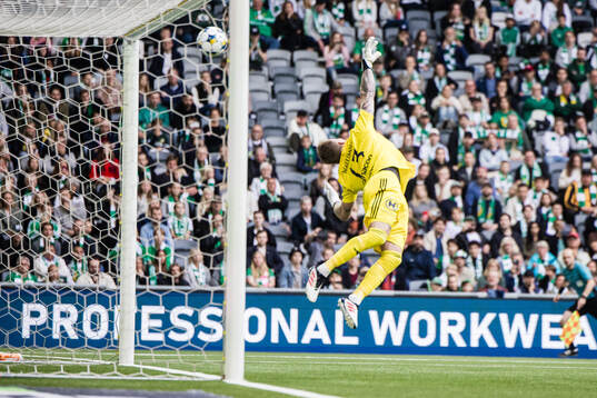 Hammarbys Nahir Besara gör 3-0 bakom Östers målvakt