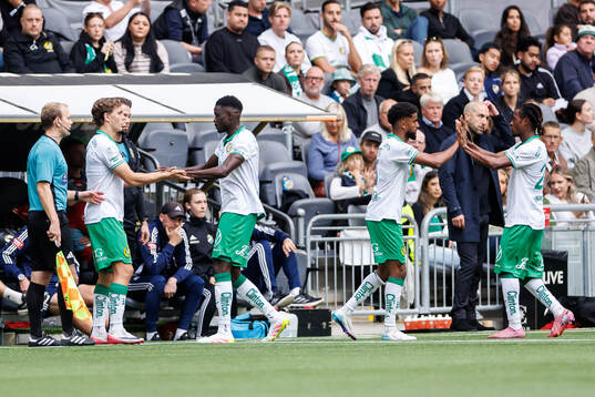 Hammarbys Hampus Skoglund och Tesfaldet Tekie byter med