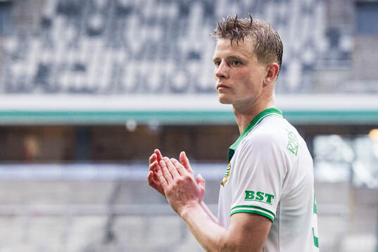 Hammarbys Frederik Winther applåderar publiken