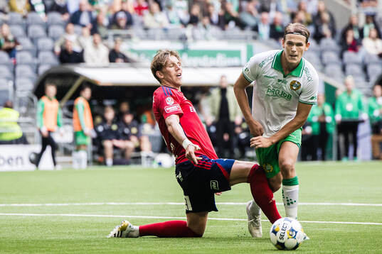 Östers Noah Söderberg och Hammarbys Markus Karlsson i en