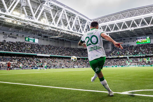 Hammarbys Nahir Besara med en hörna på 3Arena