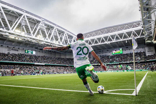 Hammarbys Nahir Besara med en hörna på 3Arena