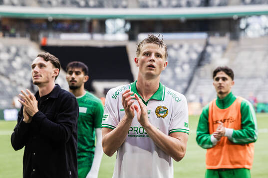 Hammarbys Frederik Winther applåderar publiken