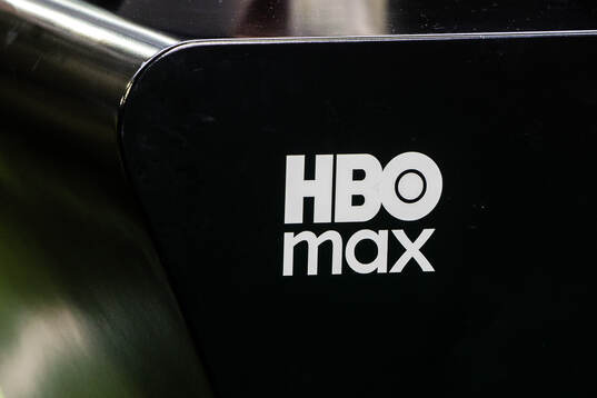 HBO Max logotyp på ett bord