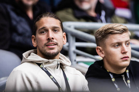Hammarbys Nikola Vasic  och Dennis Collander på läktaren