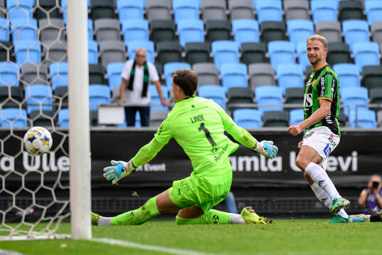 GAIS Gustav Lundgren gör 2-0 på Häckens målvakt Andreas