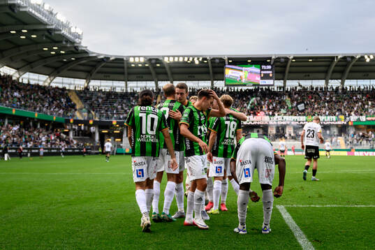 GAIS Gustav Lundgren jublar med lagkamrater