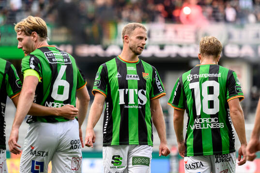 GAIS Gustav Lundgren jublar med lagkamrater
