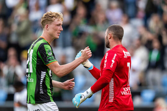 GAIS Filip Beckman och målvakt Mergim Krasniqi jublar